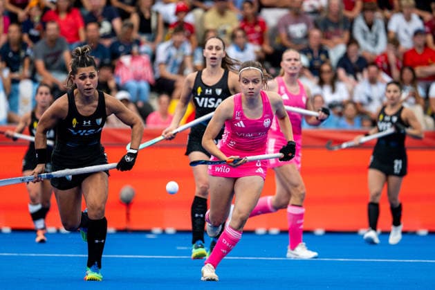 17.08.2026, BEL, Hockey, Frauen, FIH Weltmeisterschaft, Länderspiel, Deutschland vs Argentinien Friederike Heusgen ( Deutschland, 06 ) am Ball vor Agustina Gorzelany ( Argentinien, 03 ), Wavre Belfius Arena Wallonisch-Brabant Belgien *** August 17, 2026, BEL, Field Hockey, Women s, FIH World Championship, International Match, Germany vs. Argentina; Friederike Heusgen (Germany) with the ball at 6, ahead of Agustina Gorzelany (Argentina) at 3; Wavre Belfius Arena, Walloon Brabant, Belgium Copyright: xNordphoto Memmlerx