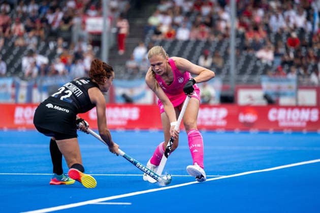 17.08.2026, BEL, Hockey, Frauen, FIH Weltmeisterschaft, Länderspiel, Deutschland vs Argentinien Ines Wanner ( Deutschland, 12 ) im Zweikampf mit Eugenia Trinchinetti ( Argentinien, 22 ), Wavre Belfius Arena Wallonisch-Brabant Belgien *** August 17, 2026, BEL, Hockey, Women s, FIH World Championship, International Match, Germany vs. Argentina: Ines Wanner (Germany, No. 12) in a duel with Eugenia Trinchinetti (Argentina, No. 22), Wavre Belfius Arena, Walloon Brabant, Belgium Copyright: xNordphoto Memmlerx
