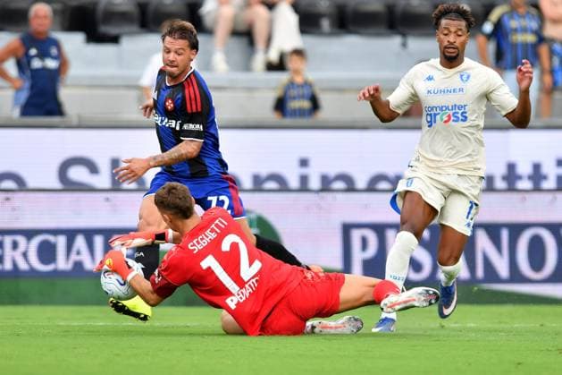 IPA87581200 - Jacopo Seghetti (Empoli) makes a save against Simone Zanon (Pisa) during the Pisa SC vs. Empoli FC Coppa Italia match in Pisa, Italy, on August 17, 2026  Copyright: xGabrielexMasotti IPAxSportx xx 87581200