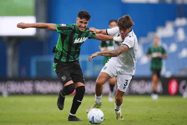 Sassuolo s Cristian Volpato fights for the ball with Cesena s Antonio David during the Round of 32 of Frecciarossa Italian Cup 2026 2027 match between Sassuolo and Cesena at Mapei Stadium Cittˆ del Tricolore - Soccer - Reggio Emilia, Italy - Monday August 17, 2026  Copyright: xMassimoxPaolone LaPressex