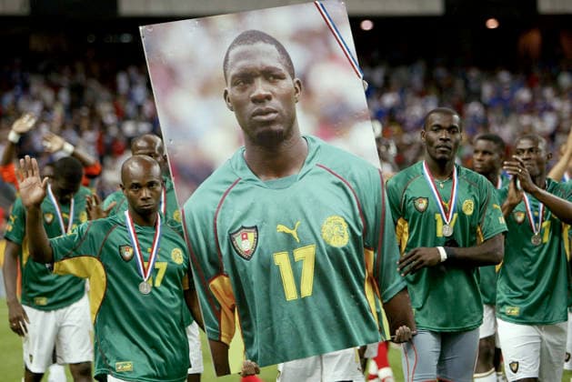 Fotboll, FIFA Confederations Cup France 2003 , Final , Kamerun - Frankrike: Kamerunspelare med bild av sin avlidne kamrat Marc Vivien Foe. *** Soccer, 2003 FIFA Confederations Cup in France, Final, Cameroon vs. France; Cameroonian players holding a photo of their late teammate Marc Vivien Foe 