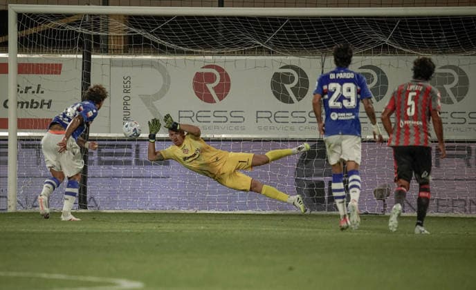 Andrea Fulignati para il rigore , calcio Cremonese Sampdoria , Bolzano 17 Agosto 2026. Lapresse Paolo Savio  Copyright: xPaoloxSaviox xLaPressex