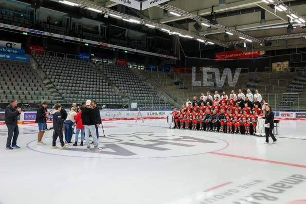 Fotografen machen sich bereit fuer das Mannschaftsfoto, Mannschafts und Portraitbilder, Augsburger Panther, Saison 2026 2027, Eishockey, Penny-DEL, 17.08.2025 Augsburg Bayern Deutschland *** Photographers get ready for the team photo, team and portrait shots, Augsburg Panthers, 2026–2027 season, ice hockey, Penny DEL, August 17, 2025, Augsburg, Bavaria, Germany Copyright: xkolbert-press ChristianxKolbertx