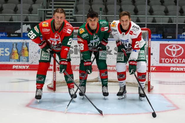 l-r: Alexander Blank 26 (Augsburger Panther), Fabrizio Pilu 68 (Augsburger Panther), +p20 mit dem neuen Trikot für die Saison 2026 2027, Mannschafts und Portraitbilder, Augsburger Panther, Saison 2026 2027, Eishockey, Penny-DEL, 17.08.2025 Augsburg Bayern Deutschland *** l r Alexander Blank 26 Augsburg Panthers, Fabrizio Pilu 68 Augsburg Panthers, p20 wearing the new jersey for the 2026–2027 season, team and portrait photos, Augsburg Panthers, 2026–2027 season, Ice Hockey, Penny DEL, August 17, 2025, Augsburg, Bavaria, Germany Copyright: xkolbert-press ChristianxKolbertx