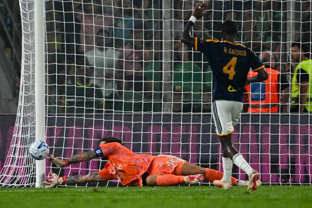 SOCCER - Coppa Italia - Palermo FC vs. US Lecce Photo by IPA ABACAPRESS.COM87583705 - Wladimiro Falcone (U.S. Lecce) makes a save during the Round of 32 of the Italian Cup between Palermo F.C. and U.S. Lecce on August 17, 2026, at the Renzo Barbera Stadium in Palermo, Italy Palermo Italy  Copyright: xIPAxSport ABACAx