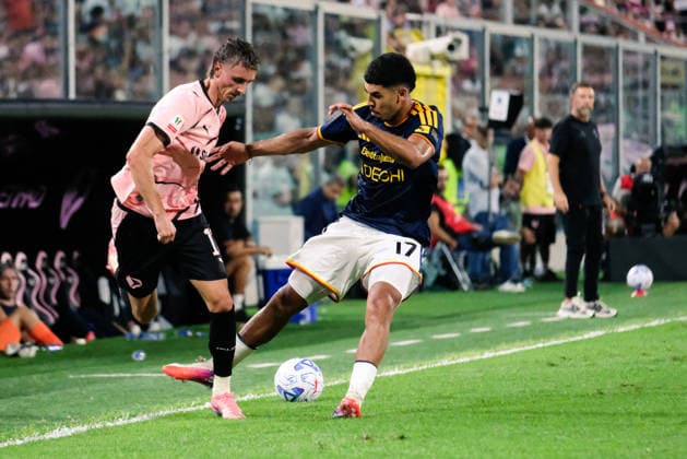 SOCCER - Coppa Italia - Palermo FC vs. US Lecce Photo by IPA ABACAPRESS.COM87583750 - Palermo, Italy, August 17, 2026. Renzo Barbera Stadium, Palermo vs. Lecce, a match in the 32nd round of the 2026–2027 Italian Cup. Pictured: Danilo Veiga (US Lecce) and Dennis Johnsen (Palermo FC) Palermo Italy  Copyright: xIPAxSport ABACAx