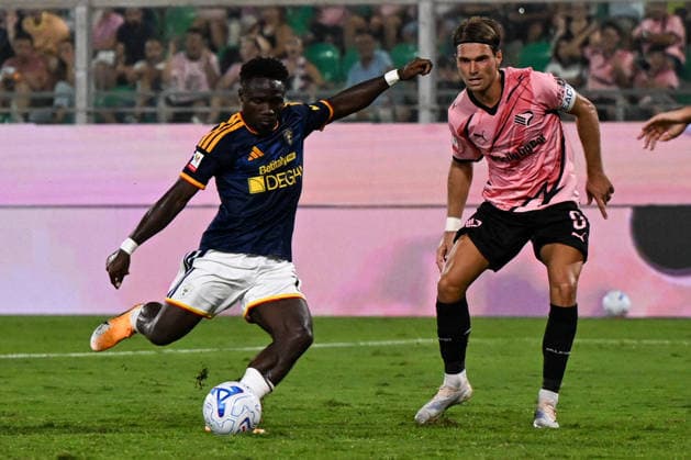 SOCCER - Coppa Italia - Palermo FC vs. US Lecce Photo by IPA ABACAPRESS.COM87583711 - Konan N Dri (U.S. Lecce) in action against Jacopo Segre (Palermo F.C.) during the Round of 32 of the Italian Cup between Palermo F.C. and U.S. Lecce on August 17, 2026, at the Renzo Barbera Stadium in Palermo, Italy Palermo Italy  Copyright: xIPAxSport ABACAx