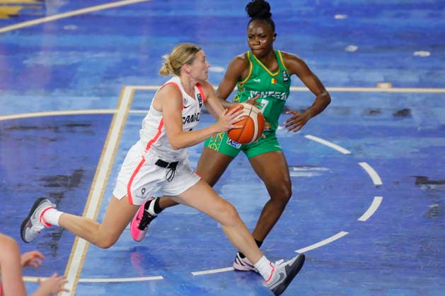Women s Olympic Basketball Qualifier - Senegal vs. Canada Sami Hill (L) of Canada in action against Sabou Gueye (R) of Senegal during a Group A game of the FIBA Women s Basketball World Cup 2026 Pre-Qualifying Tournament between Canada and Senegal at the Arena Astros in Guadalajara, Mexico, 17 August 2026. Guadalajara Mexico  Copyright: xFranciscoxGuascox