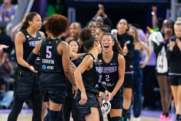 SAN FRANCISCO, CA - AUGUST 17: Veronica Burton 22 of the Golden State Valkyries and team react after a timeout during a WNBA, Basketball Damen, USA game against the Dallas Wings on August 17, 2026 at Chase Center in San Francisco, CA. (Photo by Matthew Huang Icon Sportswire) WNBA: AUG 17 Dallas Wings at Golden State Valkyries EDITORIAL USE ONLY Icon260817016