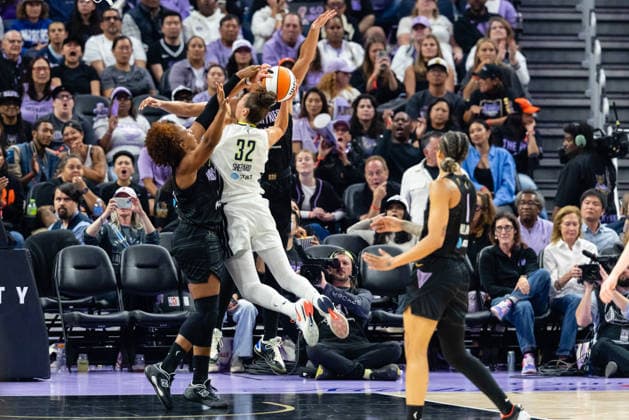 SAN FRANCISCO, CA - AUGUST 17: Kayla Thornton 5 of the Golden State Valkyries blocks a shot by Jessica Shepard 32 of the Dallas Wings during a WNBA, Basketball Damen, USA game on August 17, 2026 at Chase Center in San Francisco, CA. (Photo by Matthew Huang Icon Sportswire) WNBA: AUG 17 Dallas Wings at Golden State Valkyries EDITORIAL USE ONLY Icon260817017