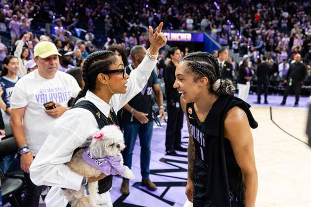 SAN FRANCISCO, CA - AUGUST 17: Gabby Williams 1 of the Golden State Valkyries and a fan interact after clinching the playoffs after beating the Dallas Wings in a WNBA, Basketball Damen, USA game on August 17, 2026 at Chase Center in San Francisco, CA. (Photo by Matthew Huang Icon Sportswire) WNBA: AUG 17 Dallas Wings at Golden State Valkyries EDITORIAL USE ONLY Icon260817029