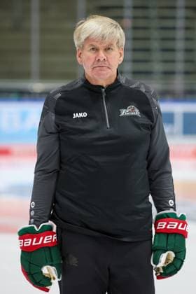 Chef-Trainer Bill Peters (Augsburger Panther), Mannschafts und Portraitbilder, Augsburger Panther, Saison 2026 2027, Eishockey, Penny-DEL, 17.08.2025 Augsburg Bayern Deutschland *** Head Coach Bill Peters of the Augsburger Panther, team and player photos, Augsburger Panther, 2026–2027 season, ice hockey, Penny DEL, August 17, 2025, Augsburg, Bavaria, Germany Copyright: xkolbert-press ChristianxKolbertx