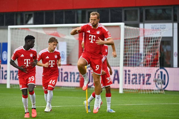 vorne:Harry KANE (Bayern Muenchen), v.li:Bara Sapoko NDIAYE (FCB),Tim BINDER; Aktion. Oeffentliches Training FC Bayern Muenchen und Family Day am 17.08.2026 auf dem FC Bayern Campus in Muenchen. Fussball 1. Bundesliga,Saison 2026 2027. *** Front: Harry KANE, Bayern Munich; front left: Bara Sapoko NDIAYE, FCB;Tim BINDER in action at FC Bayern Munich’s public training session and Family Day on August 17, 2026, at the FC Bayern Campus in Munich; Soccer, Bundesliga 1, 2026–2027 season