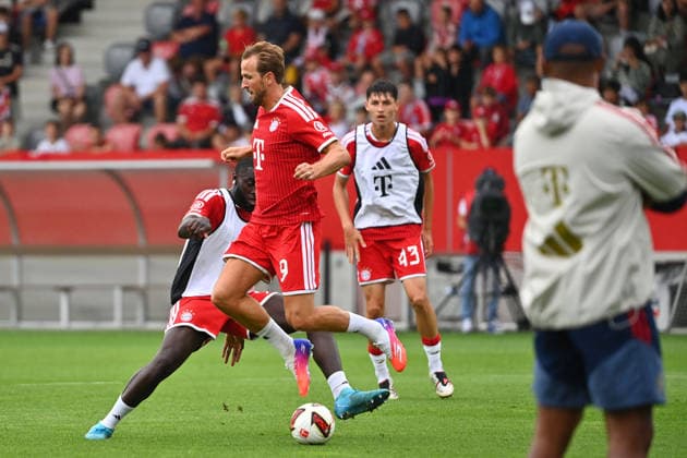 Harry KANE (Bayern Muenchen), Aktion,Zweikampf gegen Dayot UPAMECANO (Bayern Muenchen). re:Trainer Vincent KOMPANY (Bayern Muenchen). Oeffentliches Training FC Bayern Muenchen und Family Day am 17.08.2026 auf dem FC Bayern Campus in Muenchen. Fussball 1. Bundesliga,Saison 2026 2027. *** Harry KANE Bayern Munich, Action,Tackle against Dayot Upamecano, Bayern Munich; Coach Vincent Kompany, Bayern Munich; Bayern Munich Open Practice and Family Day on August 17, 2026, at the FC Bayern Campus in Munich; Soccer, Bundesliga 1,2026–2027 season