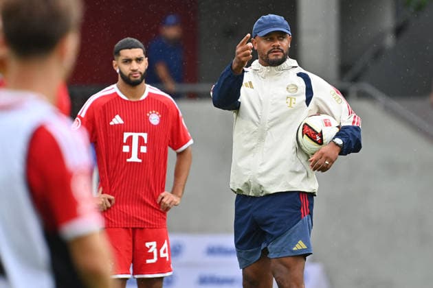 Trainer Vincent KOMPANY (Bayern Muenchen), Gestik,gibt Anweisungen, li:Ismael SAIBARI (Bayern Muenchen). Oeffentliches Training FC Bayern Muenchen und Family Day am 17.08.2026 auf dem FC Bayern Campus in Muenchen. Fussball 1. Bundesliga,Saison 2026 2027. *** Coach Vincent KOMPANY, Bayern Munich, gesturing and giving instructions; Ismael SAIBARI, Bayern Munich. Public training session for FC Bayern Munich and Family Day on August 17, 2026, at the FC Bayern Campus in Munich. Soccer, Bundesliga 1,2026–2027 season