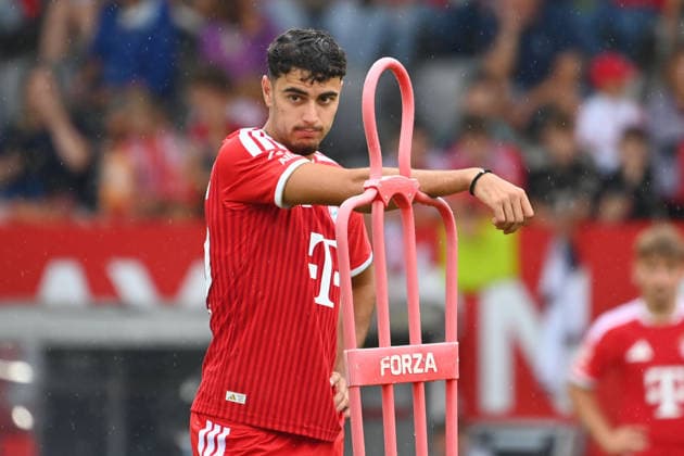 Aleksandar PAVLOVIC (Bayern Muenchen) lehnt an einem Freistoss Dummy. Aktion,Einzelbild,angeschnittenes Einzelmotiv,Halbfigur,halbe Figur. Oeffentliches Training FC Bayern Muenchen und Family Day am 17.08.2026 auf dem FC Bayern Campus in Muenchen. Fussball 1. Bundesliga,Saison 2026 2027. *** Aleksandar PAVLOVIC of Bayern Munich leans during a free kick dummy move,Still image, cropped close-up, half-length shot, half-figure. FC Bayern Munich public training session and Family Day on August 17, 2026, at the FC Bayern Campus in Munich. Soccer, Bundesliga 1, 2026–2027 season