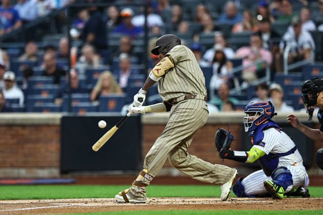 MLB, Baseball Herren, USA San Diego Padres Vs. New York Mets San Diego Padres Manny Machado 13 singles during the first inning of a baseball game against the New York Mets at Citi Field in Flushing, New York, on August 17, 2026. New York City New York United States  Copyright: xGordonxDonovanx originalFilename:donovan-mlbsandi260817_npjsu.jpg