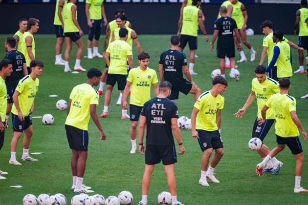 Atletico de Madrid training session Julian Alvarez of Atletico de Madrid (C) is seen training with his teammates during the training session ahead of their opening LaLiga EA Sports match against Malaga CF at Estadio Riyadh Air Metropolitano on August 18, 2026 in Madrid, Spain. Madrid Estadio Riyadh Air Metropolitano Madrid Spain Copyright: xAlbertoxGardinx AGardin_20260818_Atl_Tra_0003