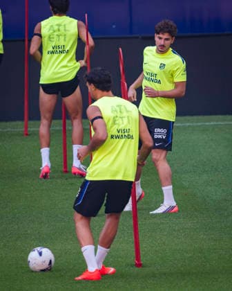 Atletico de Madrid training session Julian Alvarez of Atletico de Madrid (R) is seen training with his teammates during the training session ahead of their opening LaLiga EA Sports match against Malaga CF at Estadio Riyadh Air Metropolitano on August 18, 2026 in Madrid, Spain. Madrid Estadio Riyadh Air Metropolitano Madrid Spain Copyright: xAlbertoxGardinx AGardin_20260818_Atl_Tra_0013