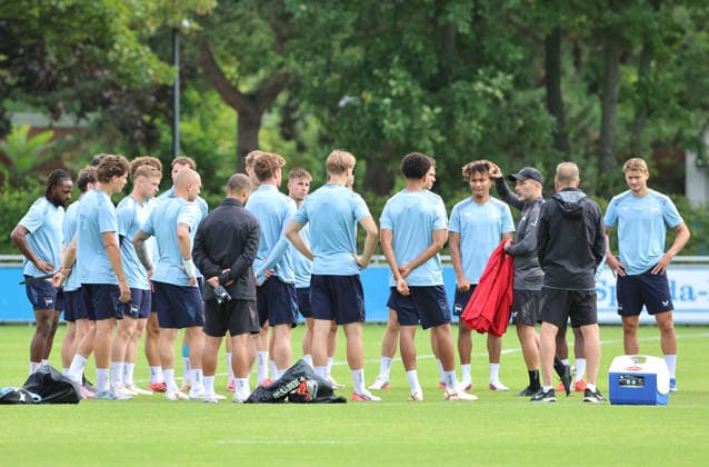Trainer Stefan Leitl redet mit der Mannschaft Fußball Fussball Saison 2026 2027 2.Bundesliga Herren DFL 18.08.2026 Training Hertha BSC Berlin DFL regulations prohibit any use of photographs as image sequences and or quasi-video. *** Coach Stefan Leitl talks with the team Sports Soccer Soccer 2026–2027 Season 2. Bundesliga Men s DFL August 18, 2026 Training Hertha BSC Berlin DFL regulations prohibit any use of photographs as image sequences and or quasi-video