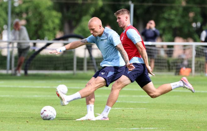 Jon Dagur Thorsteinsson am Ball, Gustav Christensen Zweikampf Spielszene Aktion Fußball Fussball Saison 2026 2027 2.Bundesliga Herren DFL 18.08.2026 Training Hertha BSC Berlin DFL regulations prohibit any use of photographs as image sequences and or quasi-video. *** Jon Dagur Thorsteinsson with the ball, Gustav Christensen in a tackle; game scene; action; sports; soccer; soccer season 2026–2027; 2. Bundesliga; men s; DFL; August 18, 2026; training; Hertha BSC Berlin; DFL regulations prohibit any use of photographs as image sequences and or quasi-video