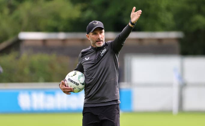 Trainer Stefan Leitl gibt Anweisungen Aktion Oberkörper Fußball Fussball Saison 2026 2027 2.Bundesliga Herren DFL 18.08.2026 Training Hertha BSC Berlin DFL regulations prohibit any use of photographs as image sequences and or quasi-video. *** Coach Stefan Leitl gives instructions; Upper-body exercise; Sports; Soccer; Soccer season 2026–2027; 2. Bundesliga; Men s; DFL; August 18, 2026; Training; Hertha BSC Berlin; DFL regulations prohibit any use of photographs as image sequences and or quasi-video