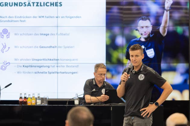Medienschulung der DFB Schiri GmbH FIFA-Referee Daniel Siebert erläutert den Teilnehmerinnen und Teilnehmern der Medienschulung die aktuellen Regeländerungen. Infoveranstaltung Medienschulung Schiedsrichter am 18. August 2026 in Frankfurt am Main., Frankfurt am Main Hessen Deutschland DFB-Campus *** DFB Schiri GmbH Media Training: FIFA Referee Daniel Siebert explains the latest rule changes to participants in the media training session. Information Session: Media Training for Referees on August 18, 2026, in Frankfurt am Main, Frankfurt am Main, Hesse, Germany, DFB Campus