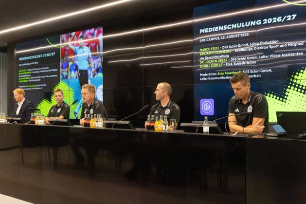 Medienschulung der DFB Schiri GmbH Von links: Benjamin Schmedes (Bundesliga, Direktor und Mitglied), Dr. Jochen Drees (Leiter Video-Assistenten der DFB Schiri GmbH), Alexander Feuerherdt (Leiter Medienarbeit und Kommunikation der DFB Schiri GmbH), Marco Fritz (Leiter Evaluation der DFB Schiri GmbH) und FIFA-Referee Daniel Siebert. Infoveranstaltung Medienschulung Schiedsrichter am 18. August 2026 in Frankfurt am Main., Frankfurt am Main Hessen Deutschland DFB-Campus *** Media Training Session Hosted by DFB Schiri GmbH From left: Benjamin Schmedes (Bundesliga), Director of Sports and Board Member; Dr. Jochen Drees, Head of Video Assistants at DFB Schiri GmbH; Alexander Feuerherdt, Head of Media Relations and Communications at DFB Schiri GmbH; Marco Fritz, Head of Evaluation at DFB Schiri GmbH, and FIFA Referee Daniel Siebert; Information Session on Media Training for Referees on August 18, 2026, in Frankfurt am Main, Frankfurt am Main, Hesse, Germany, DFB Campus