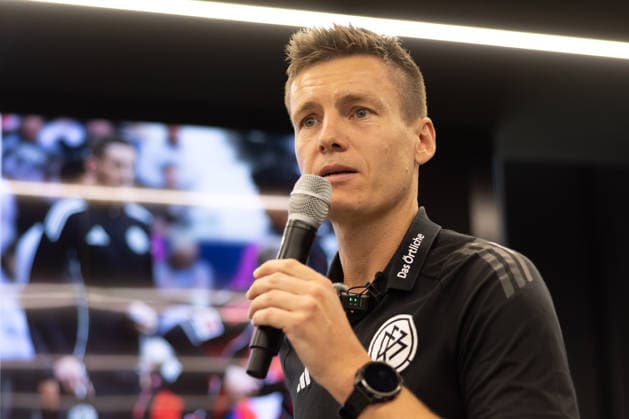 Medienschulung der DFB Schiri GmbH FIFA-Referee Daniel Siebert erläutert den Teilnehmerinnen und Teilnehmern der Medienschulung die aktuellen Regeländerungen. Infoveranstaltung Medienschulung Schiedsrichter am 18. August 2026 in Frankfurt am Main., Frankfurt am Main Hessen Deutschland DFB-Campus *** DFB Schiri GmbH Media Training: FIFA Referee Daniel Siebert explains the latest rule changes to participants in the media training session. Information Session: Media Training for Referees on August 18, 2026, in Frankfurt am Main, Frankfurt am Main, Hesse, Germany, DFB Campus