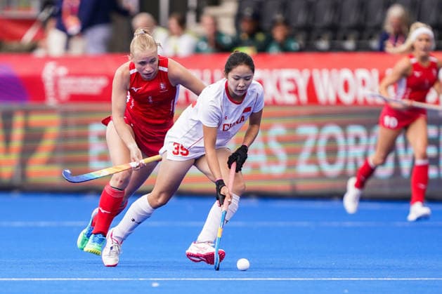 2026-08-18 England v China - FIH Hockey World Cup AMSTELVEEN, NETHERLANDS - AUGUST 18: Lottie Bingham of England, Jinzhuang Tan of China during the FIH Hockey World Cup match between England and China at Wagener Stadion on August 18, 2026 in Amstelveen, Netherlands. Amstelveen Wagener Stadion Netherlands Content not available for redistribution in The Netherlands directly or indirectly through any third parties. Copyright: xAndrexWeeningx