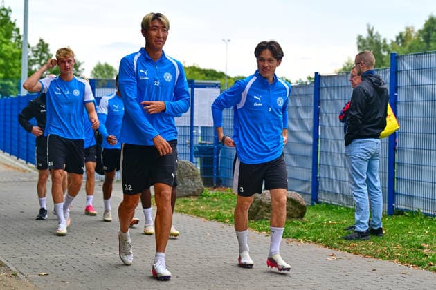18.08.2026, Fußball, Herren, 2.BL, Saison 2026 2027, Training Holstein Kiel Hiroki Sekine (li.) mit Neuzugang Niko Takahashi Kiel, Projensdorf Projensdorf, Trainigsplatz Schleswig-Holstein Deutschland *** August 18, 2026, Soccer, Men s, 2nd Division, 2026–2027 Season, Holstein Kiel Training: Hiroki Sekine (left) with new signing Niko Takahashi; Kiel, Projensdorf, Projensdorf, Training Ground, Schleswig-Holstein, Germany