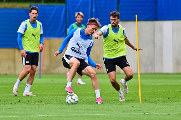 18.08.2026, Fußball, Herren, 2.BL, Saison 2026 2027, Training Holstein Kiel Jonas Therkelsen am Ball gegen Jonas Meffert Kiel, Projensdorf Projensdorf, Trainigsplatz Schleswig-Holstein Deutschland *** August 18, 2026, Soccer, Men s, 2nd Division, 2026–2027 Season, Holstein Kiel practice: Jonas Therkelsen with the ball against Jonas Meffert, Kiel, Projensdorf, Projensdorf, Training Field, Schleswig-Holstein, Germany