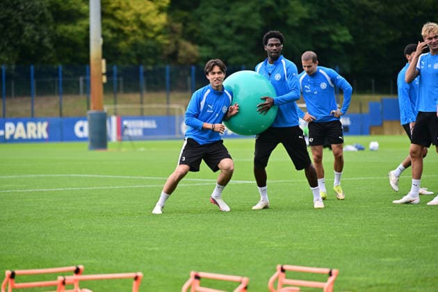 18.08.2026, Fußball, Herren, 2.BL, Saison 2026 2027, Training Holstein Kiel Niko Takahashi wird von Farid Alidou geschoben Kiel, Projensdorf Projensdorf, Trainigsplatz Schleswig-Holstein Deutschland *** August 18, 2026, Soccer, Men s, 2nd Division, 2026–2027 Season, Holstein Kiel Practice: Niko Takahashi is shoved by Farid Alidou; Kiel, Projensdorf, Projensdorf, Training Field, Schleswig-Holstein, Germany