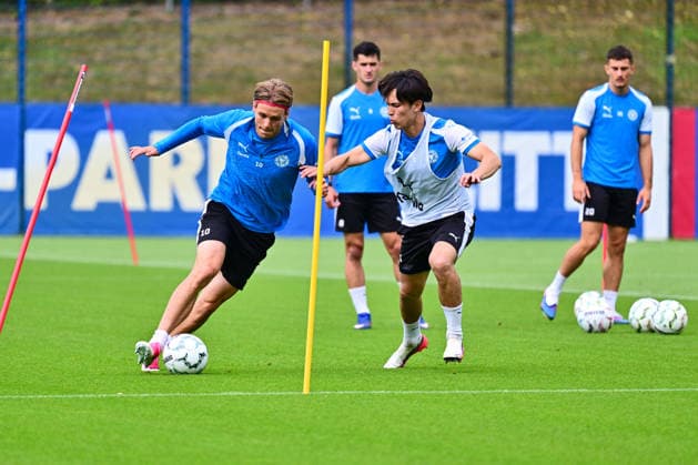 18.08.2026, Fußball, Herren, 2.BL, Saison 2026 2027, Training Holstein Kiel Jonas Therkelsen am Ball gegen Niko Takahashi Kiel, Projensdorf Projensdorf, Trainigsplatz Schleswig-Holstein Deutschland *** August 18, 2026, Soccer, Men s, 2nd Division, 2026–2027 Season, Holstein Kiel Training: Jonas Therkelsen with the ball against Niko Takahashi, Kiel, Projensdorf, Projensdorf Training Field, Schleswig-Holstein, Germany