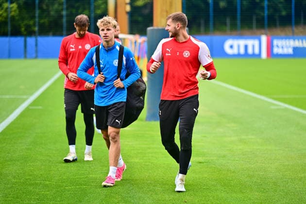 18.08.2026, Fußball, Herren, 2.BL, Saison 2026 2027, Training Holstein Kiel Torwart Timon Weiner (re.) mit Till Wiese Kiel, Projensdorf Projensdorf, Trainigsplatz Schleswig-Holstein Deutschland *** August 18, 2026, Soccer, Men s, 2nd Division, 2026–2027 Season, Holstein Kiel goalkeeper Timon Weiner (right) with Till Wiese in Kiel, Projensdorf, Projensdorf, Training Ground, Schleswig-Holstein, Germany