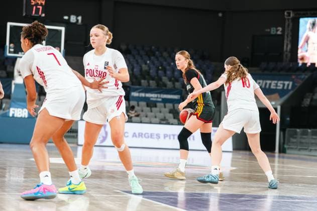 Nele Prowaznik ( 18; Team Deutschland u16w 2026) treibt den Ball durch die polnische Verteidigung in der Pitesti Arena. Stefania Onuorah ( 7; Poland) und eine weitere Gegenspielerin ( 10; Poland) stellen sie in der Doppeldeckung. Nele Prowaznik ( 18; Team Deutschland u16w 2026) im Dribbling gegen Poland *** Nele Prowaznik, No. 18, Team Germany U16w 2026, drives the ball through the Polish defense at the Pitesti Arena. Stefania Onuorah, No. 7, Poland, and another opponent, No. 10, Poland, double-team her. Nele Prowaznik, No. 18, Team Germany U16w 2026 dribbles against Poland Copyright: xJoelxKruehlerx