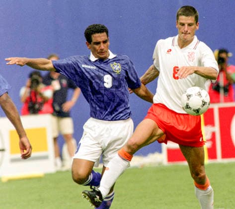940709 Football, FIFA World Cup, WM, Weltmeisterschaft, Fussball 1994 (USA), Quarterfinal, Netherlands - Brazil 2-3: Netherlands Wim Jonk (R) against Brazils Zinho. Photo: BILDBYRAN M013_18 940709holbra netherlands brazil netherlands v brazil quarterfinal kvartsfinal brasilien nederländerna holland m013_18 scanx dia bbeng fotboll football soccer VM VM94 VM1994 VM 1994 fotbolls-vm fifa world cup 960709 world championships världsmästerskap cotton bowl stadium dallas july 09 1994 *** 940709 Soccer, 1994 FIFA World Cup in the U.S., Quarterfinal, Netherlands vs. Brazil 2–3; Netherlands Wim Jonk R against Brazil s Zinho; Photo: BILDBYRAN M013 18; 940709; holbra; Netherlands; Brazil; Netherlands vs. Brazil; quarterfinal; Brazil; Netherlands; Holland; M013 18; scanx dia bbeng soccer football World Cup WC94 WC1994 World Cup 1994 FIFA World Cup 960709 world championships Cotton Bowl Stadium Dallas July 09, 1994  Copyright: BILDBYRAN BB940709BB059