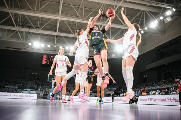 Emilia Atsur ( 6; Deutschland u16w) springt aus dem Gedränge heraus zum Korbwurf und wird dabei von zwei Spielerinnen Polands geblockt. Im Hintergrund sind weitere Spielerinnen beider Teams sowie die Anzeigetafel der Pitesti Arena zu sehen. Emilia Atsur ( 6; Deutschland u16w) beim Korbwurf gegen Poland *** Emilia Atsur (No. 6), Germany U16 Women s Team, breaks away from the pack to take a shot at the basket but is blocked by two Polish players. In the background, other players from both teams can be seen, as well as the scoreboard at Pitesti Arena. Emilia Atsur (No. 6), Germany U16 Women s Team, takes a shot at the basket against Poland. Copyright: xJoelxKruehlerx