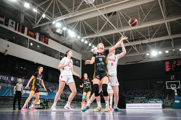 Nele Prowaznik ( 18; Deutschland u16w) kämpft unter dem Korb um einen Rebound gegen Dominika Laniewska ( 10; Poland). Im Hintergrund sind weitere Spielerinnen beider Teams zu sehen. Nele Prowaznik ( 18; Deutschland u16w) im Zweikampf beim Rebound *** Nele Prowaznik, 18, Germany U16 Women, battles for a rebound under the basket against Dominika Laniewska, 10, Poland. Other players from both teams can be seen in the background. Nele Prowaznik, 18, Germany U16 Women, in a rebound duel. Copyright: xJoelxKruehlerx