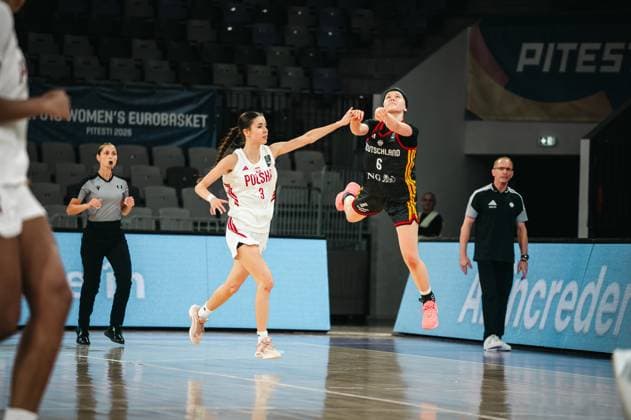 Emilia Atsur ( 6; Deutschland u16w) springt zum Korbwurf auf, während Daria Szatkowska ( 3; Poland) die Aktion zu stören versucht. Im Hintergrund beobachtet eine Schiedsrichterin die Szene bei der U18 Women s EuroBasket 2026 in der Pitesti Arena. Emilia Atsur ( 6; Deutschland u16w) im Zweikampf gegen Daria Szatkowska ( 3; Poland) *** Emilia Atsur (No. 6, Germany U16 Women) jumps up for a shot at the basket, while Daria Szatkowska 3 (Poland) tries to disrupt the play. In the background, a referee watches the action at the 2026 U18 Women’s EuroBasket in the Pitesti Arena. Emilia Atsur 6 (Germany U16w) battles for the ball against Daria Szatkowska 3 (Poland). Copyright: xJoelxKruehlerx
