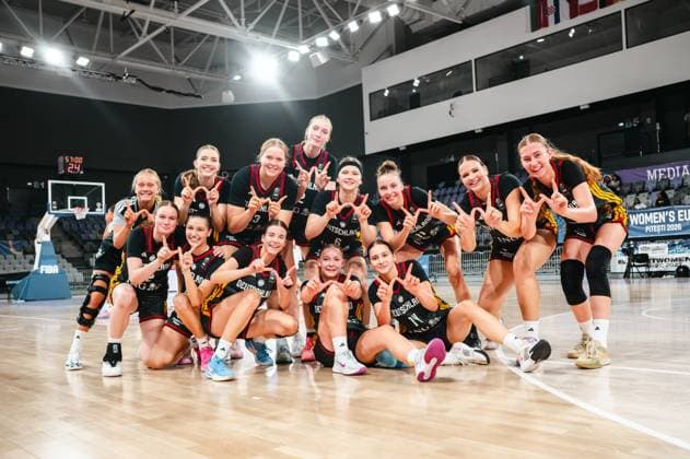 Das deutsche U16-Frauen-Nationalteam posiert nach dem Spiel gemeinsam auf dem Parkett der Pitesti Arena für ein Mannschaftsfoto, darunter Nele Prowaznik ( 18; Team Deutschland u16w 2026). Die Spielerinnen zeigen Victory-Zeichen und lächeln in die Kamera. Team Deutschland u16w 2026 beim Mannschaftsfoto in der Pitesti Arena *** The German U16 Women s National Team poses together on the court at Pitesti Arena after the game for a team photo, including Nele Prowaznik, 18, Team Germany U16w 2026. The players make victory signs and smile for the camera. Team Germany U16w 2026 during the team photo at the Pitesti Arena Copyright: xJoelxKruehlerx