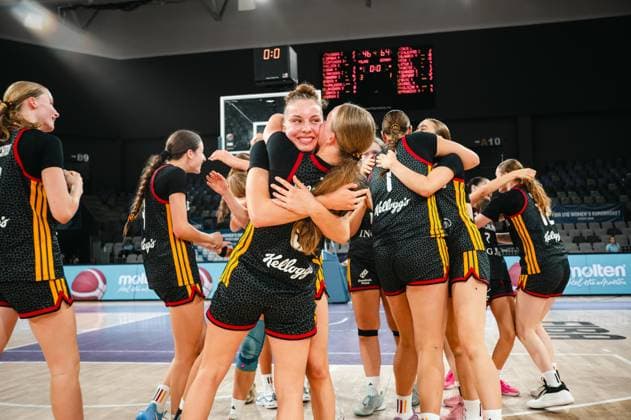 Die deutschen Spielerinnen feiern ausgelassen auf dem Parkett der Pitesti Arena und liegen sich in den Armen. Die Anzeigetafel im Hintergrund zeigt den Endstand der Partie. Team Deutschland u16w jubelt nach Spielende in der Pitesti Arena *** The German players are celebrating wildly on the court at the Pitesti Arena and hugging each other. The scoreboard in the background shows the final score of the game. Team Germany U16w celebrates after the game at the Pitesti Arena. Copyright: xJoelxKruehlerx