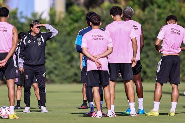 FORT LAUDERDALE, FL - AUGUST 18: Head Coach, Guillermo Hoyos, of Inter Miami CF, talks to Inter Miami CF players prior to an Inter Miami Training Session at Florida Blue Training Center on August 18, 2026 in Fort Lauderdale, Florida. (Photo by Chris Arjoon Icon Sportswire) SOCCER: AUG 18 Inter Miami CF Training EDITORIAL USE ONLY Icon2608180000006