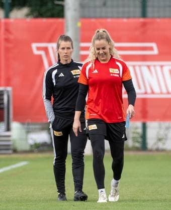 Fußball, Frauen, Saison 2026 2027, Google Pixel Frauen-Bundesliga, 1. FC Union Berlin, Training, v. l. Trainerin Marie-Louise Eta (1. Frauen 1. FC Union), Torfrau Cara Bösl (1. Frauen 1. FC Union), 18.08.2026, *** Soccer, Women, 2026–2027 Season, Google Pixel Women s Bundesliga, 1. FC Union Berlin, Practice, from left: Coach Marie Louise Eta, 1. FC Union Women s Team, Goalkeeper Cara Bösl, 1. FC Union Women s Team, August 18, 2026, Copyright: xMatthiasxKochx
