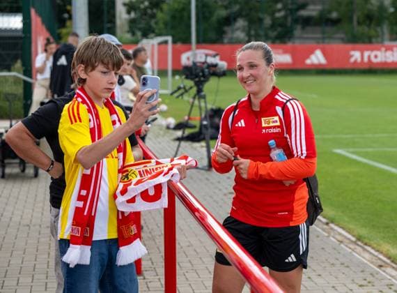 Fußball, Frauen, Saison 2026 2027, Google Pixel Frauen-Bundesliga, 1. FC Union Berlin, Training, Dina Orschmann (1. Frauen 1. FC Union) und Fans, 18.08.2026, *** Soccer, Women, 2026–2027 Season, Google Pixel Women s Bundesliga, 1. FC Union Berlin, Training, Dina Orschmann, 1. FC Union Women s Team and Fans, August 18, 2026, Copyright: xMatthiasxKochx