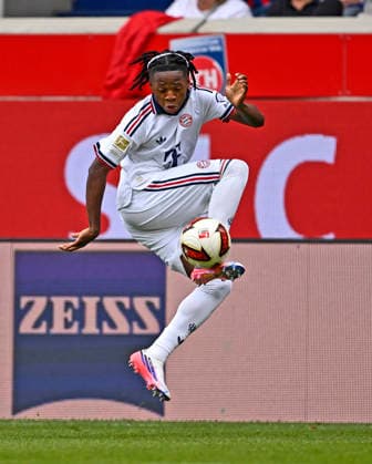 18.08.2026, Fussball Bundesliga 2026 2027, Testspiel, 1.FC Heidenheim - FC Bayern München, in der Voith-Arena Heidenheim, Wisdom Mike (FC Bayern München) am Ball. *** August 18, 2026, 2026–2027 Bundesliga, Friendly Match, 1. FC Heidenheim vs. FC Bayern Munich, at the Voith Arena in Heidenheim, Mike Wisdom of FC Bayern Munich in action