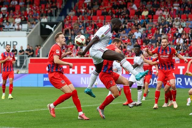 im Zweikampf, Aktion, mit Dayot Upamecano 2 (FC Bayern Muenchen), 1. FC Heidenheim 1846 vs. FC Bayern Muenchen, Fussball, Testspiel, 18.08.2026 Heidenheim Baden-Wuerttemberg Deutschland *** One-on-one, action, featuring Dayot Upamecano 2 FC Bayern Munich, 1 FC Heidenheim 1846 vs. FC Bayern Munich, soccer, friendly match, August 18, 2026, Heidenheim, Baden-Württemberg, Germany Copyright: xkolbert-press ChristianxKolbertx