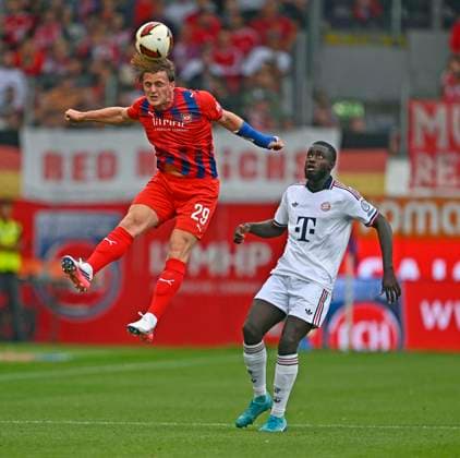 18.08.2026, Fussball Bundesliga 2026 2027, Testspiel, 1.FC Heidenheim - FC Bayern München, in der Voith-Arena Heidenheim, v.l. Mikkel Kaufmann (1. FC Heidenheim 1846) gegen Dayot Upamecano (FC Bayern München) *** August 18, 2026, 2026–2027 Bundesliga, Friendly Match, 1. FC Heidenheim vs. FC Bayern Munich, at the Voith Arena in Heidenheim; from left: Mikkel Kaufmann (1. FC Heidenheim 1846) vs. Dayot Upamecano (FC Bayern Munich)