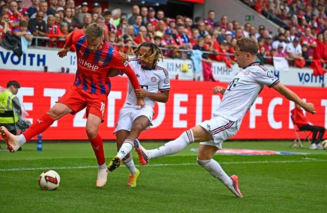 18.08.2026, Fussball Bundesliga 2026 2027, Testspiel, 1.FC Heidenheim - FC Bayern München, in der Voith-Arena Heidenheim, v.l. Julian Niehues (1. FC Heidenheim 1846), Sacha Boey (FC Bayern München) und Tim Binder (Bayern München) *** August 18, 2026, 2026–2027 Bundesliga, Friendly Match, 1. FC Heidenheim vs. FC Bayern Munich, at the Voith Arena in Heidenheim; from left: Julian Niehues (1. FC Heidenheim 1846), Sacha Boey (FC Bayern Munich), and Tim Binder (FC Bayern Munich)