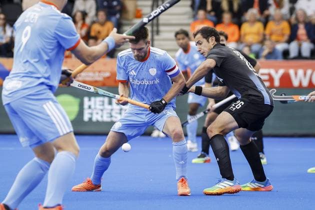 AMSTELVEEN - Thierry Brinkman of the Netherlands and Nicolas Cicileo of Argentina during the group stage match at the Hockey World Cup between Argentina and the Netherlands at the Wagener Stadium. BAS CZERWINSKI ANP xVIxANPxSportx xxANPxIVx 565758963 originalFilename: 565758963.jpg